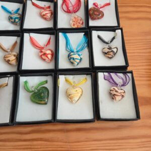 Ketting met glazen bedel